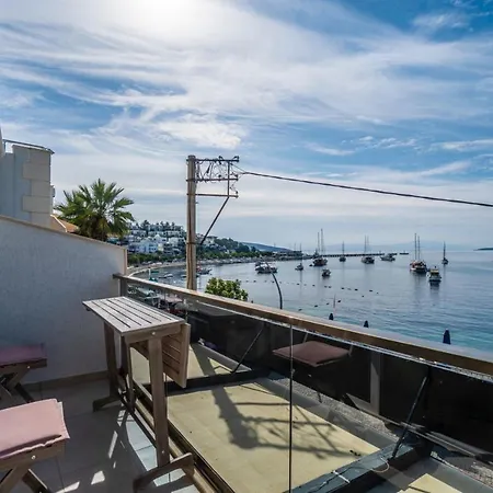 Seafront Flat With Fascinating Sea View In * 博德鲁姆